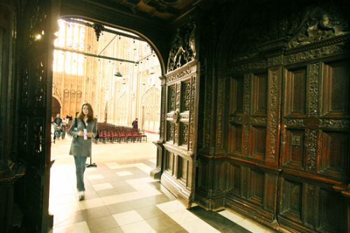 Tourist in Kings Chapel, Cambridge