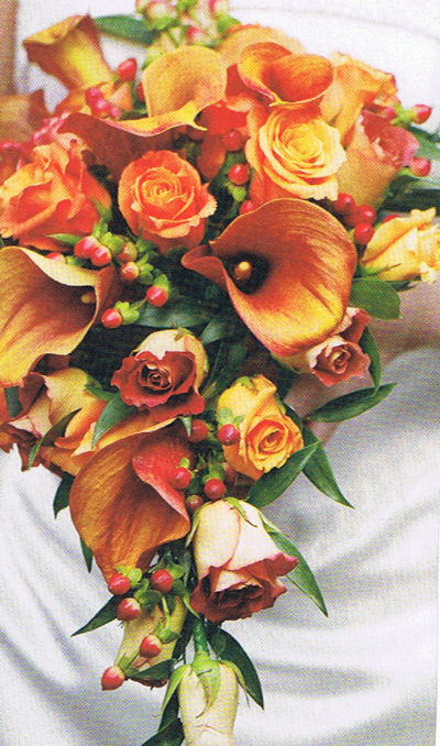 Teardrop bouquet in rich, autumnal shades